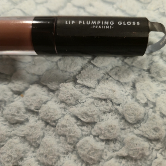 ELF New Lip Plumping Gloss PRALINE - Picture 2 of 4